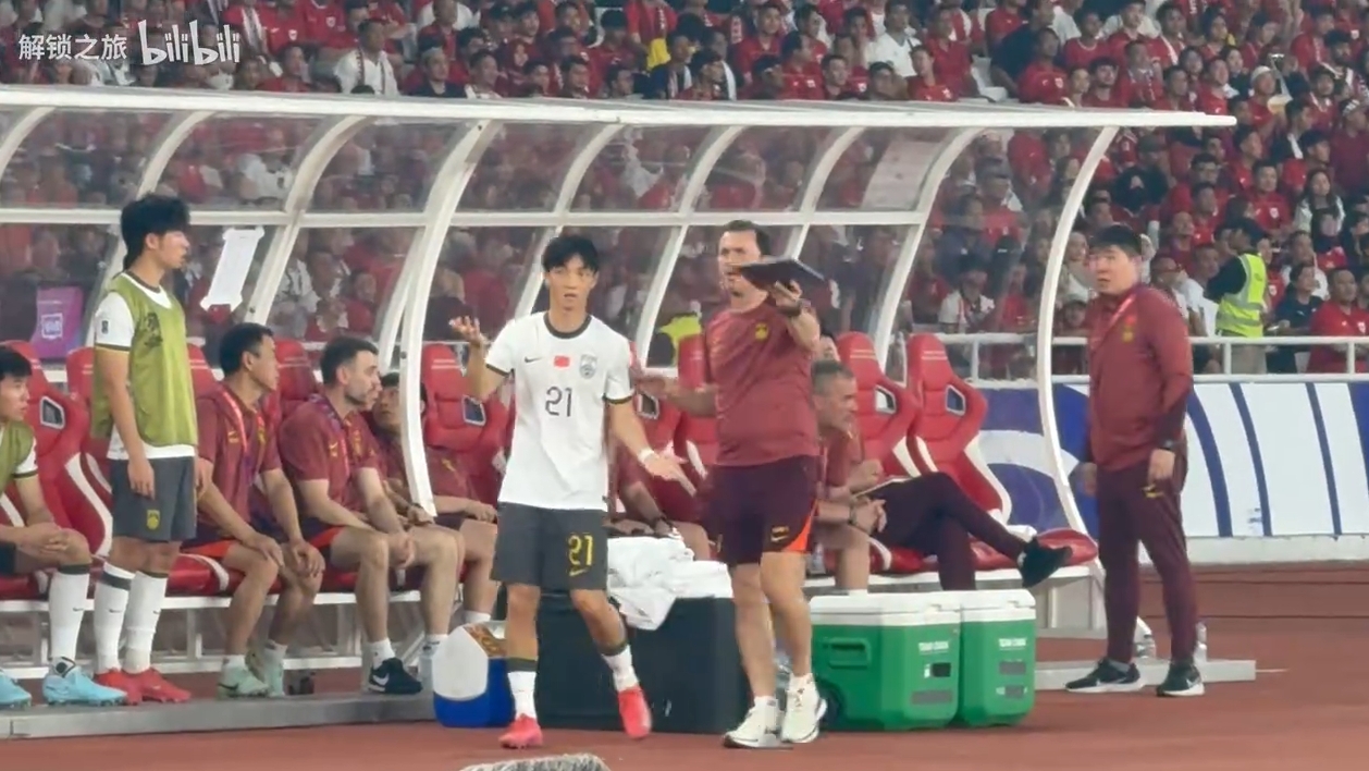媒體人：國足換人“認錯人”是溝通失誤，后面是受傷改變換人策略