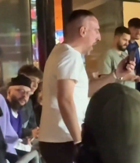 面對面輸出！葡萄牙球迷指著里貝里唱歌，后者拍了一會走進包廂
