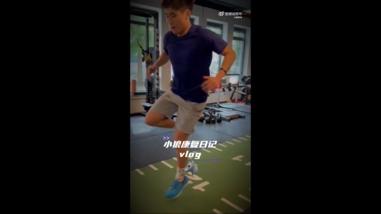 繼續康復！戴偉浚分享康復日記vlog，并配文：vamos小狼
