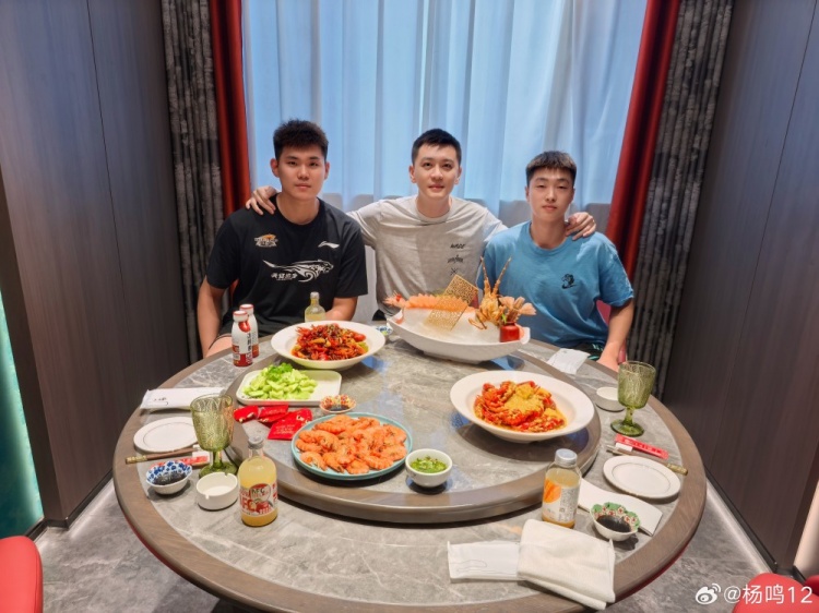 黃秋實&張峻豪被停賽3年！楊鳴曬合照：犯錯就要承擔后果積極面對