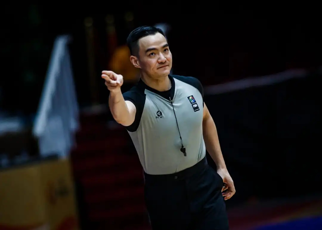 再次亮相！CBA上賽季十佳裁判員孫健將吹罰日本vs伊朗亞洲杯