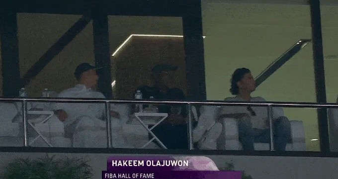 兩兒子代表約旦打球！奧拉朱旺現場觀戰中國男籃VS約旦男籃