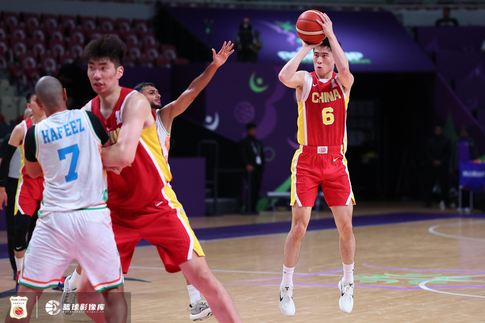 周鵬：自始至終的高強度、高壓力的防守 是本場男籃的取勝之匙