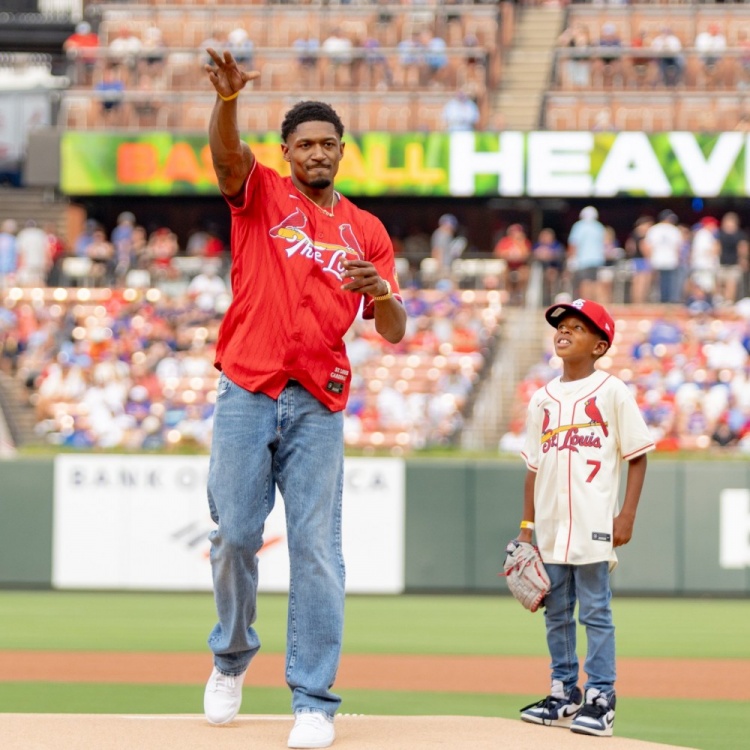 家鄉的驕傲！比爾受邀為老家MLB球隊紅雀隊開球！