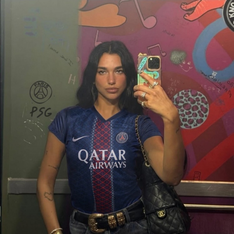 名人球迷！巴黎官方曬歌手DUA LIPA穿巴黎球衣照