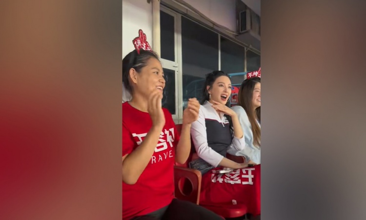 體驗“蘇超”，演員張雨綺現(xiàn)場為常州隊加油助威