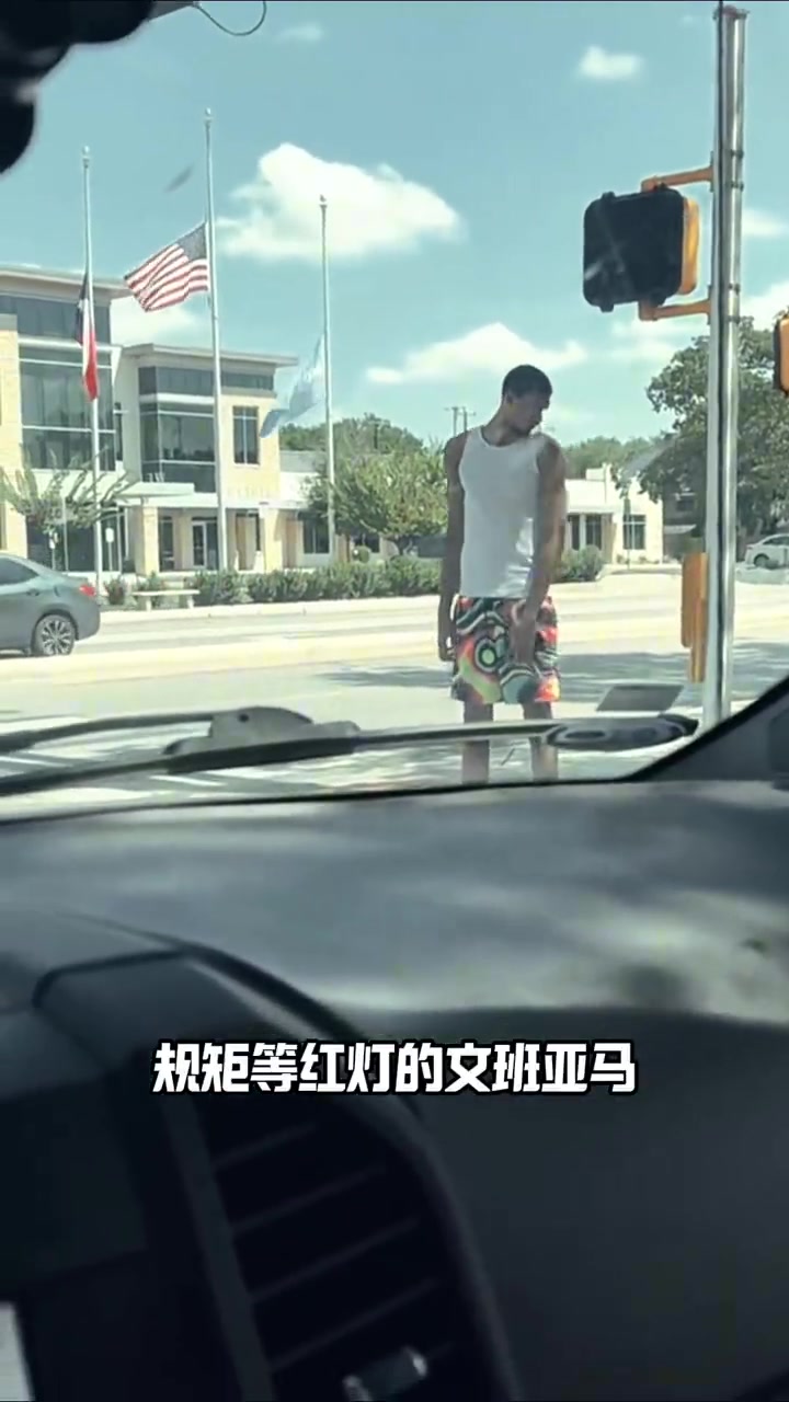 網友拍到文班一個人戶外散步 乖乖按按鈕才能通過斑馬線紅綠燈