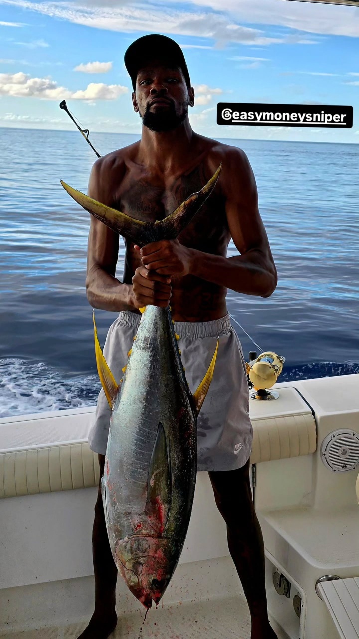這兩條魚挺大??亞當斯和杜蘭特相約釣魚 KD眼鏡一戴氣質太絕了