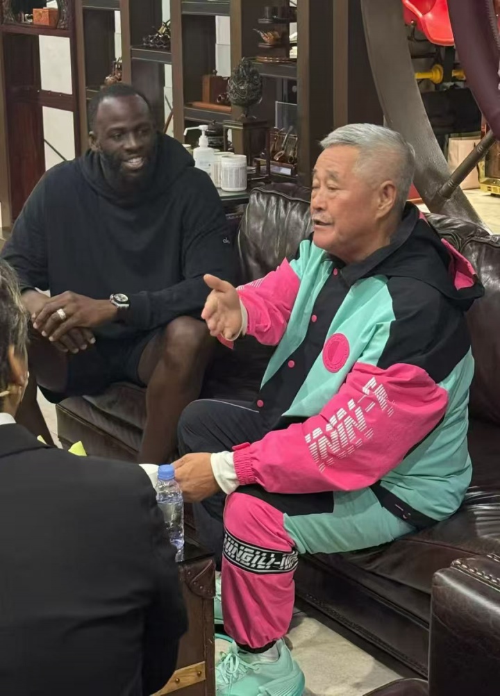 這聯動！追夢前往《劉老根大舞臺》和趙本山合照