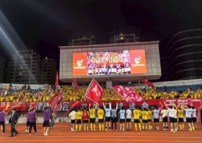 川超揭幕戰(zhàn)，成都隊6-0大勝遂寧隊，21000余名球迷現(xiàn)場觀戰(zhàn)