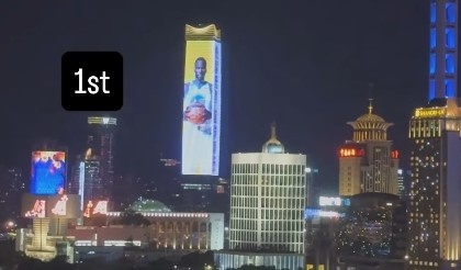 亮相中國上海外灘巨幕！追夢：媽媽我做到了 永懷感恩！