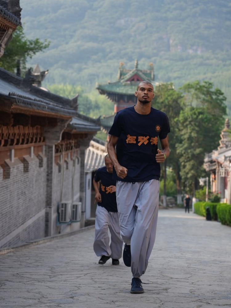 支線任務結束！馬刺曬組圖回顧文班夏天之旅：封面為少林寺之行