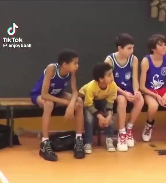 ??很喜歡生氣砸球啊！小時候的文班亞馬是怎么打球的？