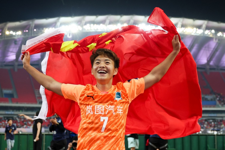 率武漢女足亞冠奪冠！官方：王霜入選亞足聯年度最佳女足球員候選