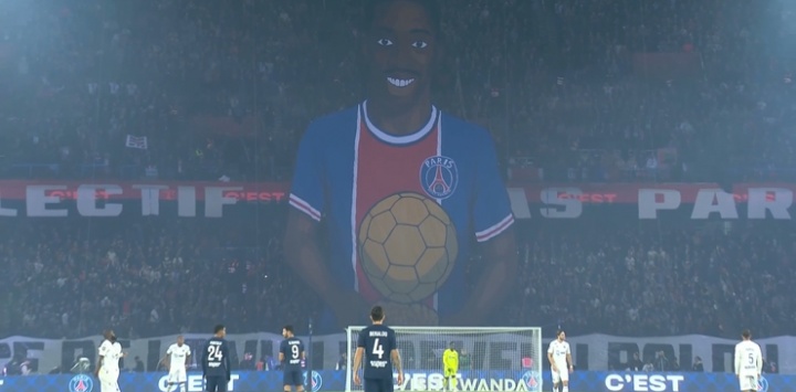 球迷展示巨型TIFO，慶祝登貝萊喜提金球獎和恩里克獲頒克魯伊夫獎
