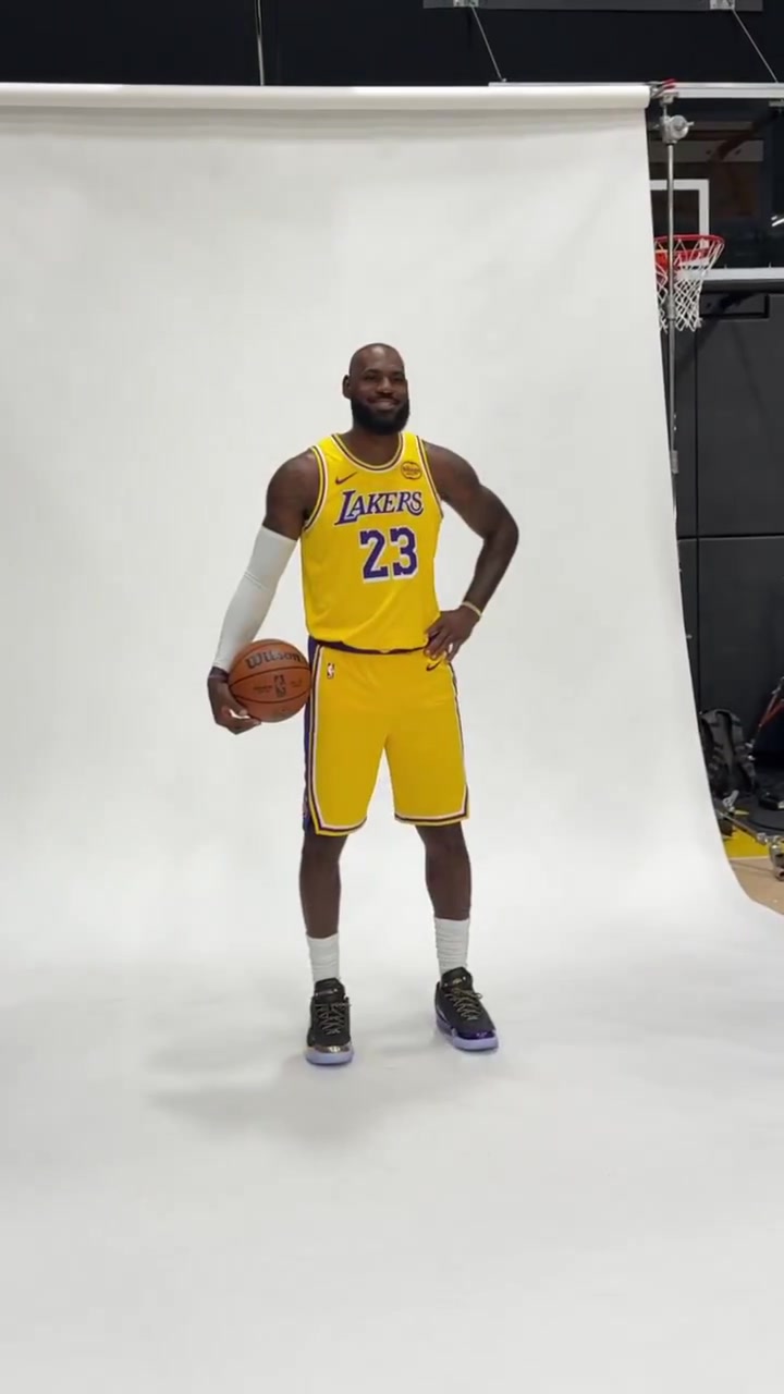 NBA官推曬詹姆斯拍攝定妝照：LBJ參加史無前例的第23個媒體日！